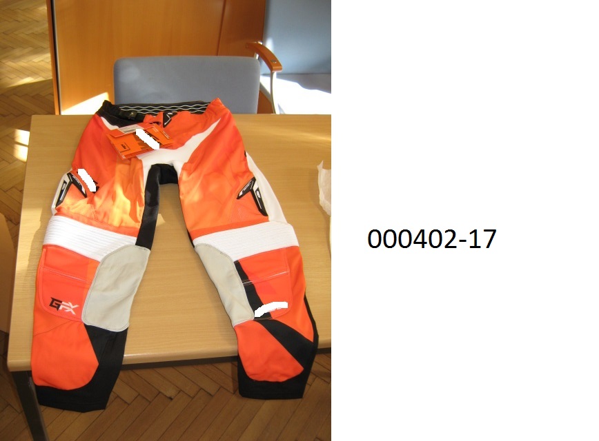 lange Hose (Motorradhose)
- beide Beine einzeln umschließend und bis zu den Knöcheln reichend,
- mittels Zippverschluss vorne verschließbar,
- verarbeitet mit einem im Bund integrierten Gürtel mit Abdeckung, links über rechts überlappend (für Männer oder Knaben),
- bestehend aus patchworkartig zusammengenähten, färbig bedruckten Gewirken und Geweben aus synthetischen Spinnstoffen auf Polyesterbasis, welche auf ihrer Rückseite teilweise beschichtet sind (mit freiem Auge erkennbar); das Gewebe ohne Beschichtung überwiegt, 
- gefüttert mit einer netzartigen Wirkware,
- im Gesäßbereich innenseitig mit einer mit freiem Auge erkennbaren Schicht auf PUR-Basis überzogen,
- im Kniebereich, innenschenkelseitig, mit eingenähten Lederteilen ausgestattet,
- aufgrund der Verarbeitung als Motorradhose für Männer oder Knaben erkennbar, keine Arbeits- oder Berufsbekleidung.
(Abbildung siehe Anlage)
