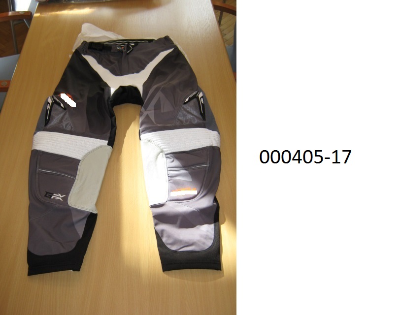 lange Hose (Motorradhose)
- beide Beine einzeln umschließend und bis zu den Knöcheln reichend,
- mittels Zippverschluss vorne verschließbar,
- verarbeitet mit einem im Bund integrierten Gürtel mit Abdeckung, links über rechts überlappend (für Männer oder Knaben),
- gefüttert mit einer netzartigen Wirkware,
- bestehend aus patchworkartig zusammengenähten, färbig bedruckten Gewirken und Geweben aus synthetischen Spinnstoffen auf Polyesterbasis, welche auf ihrer Rückseite teilweise beschichtet sind (mit freiem Auge erkennbar); das Gewebe ohne Beschichtung überwiegt, 
- im Gesäßbereich innenseitig mit einer mit freiem Auge erkennbaren Schicht auf PUR-Basis überzogen,
- im Kniebereich, innenschenkelseitig, mit eingenähten Lederteilen ausgestattet,
- aufgrund der Verarbeitung als Motorradhose für Männer oder Knaben erkennbar, keine Arbeits- oder Berufsbekleidung.
(Abbildung siehe Anlage)