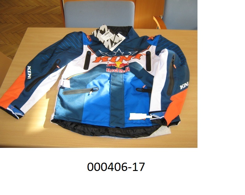 Kleidungsstück zum Bedecken des Oberkörpers (Motorradjacke),
- etwa bis zu den Hüften reichend,
- vorne durchgehend mittels Zippverschluss zu öffnen, mit einer Pattenleiste, welche Klettverschlüsse aufweist, links über rechts abdeckbar (für Männer oder Knaben),
- patchworkartig zusammengenäht aus mehreren verschiedenfärbigen, bedruckten Geweben aus überwiegend synthetischen Spinnstoffen auf Polyesterbasis, welche auf der Rückseite mit einer pigmentierten Schicht auf PUR-Basis überzogen sind (mit freiem Auge sichtbar),
- im Brust- und Hüftbereich mit mittels Zippverschluss verschließbaren Einschubtaschen versehen,
- am unteren Rand mit einer eingezogenen, elastischen, umsponnenen Schnur mit Stopper ausgestattet,
- mit einem Gewebe/Gewirke gefüttert, welche zwei verschließbare Innentaschen aufweist,
- mit mittels Zippverschluss abnehmbaren Ärmeln verarbeitet,
- mit geschäumten Kunststoffteilen im Ellbogenbereich ausgestattet.
(Abbildung siehe Anlage)