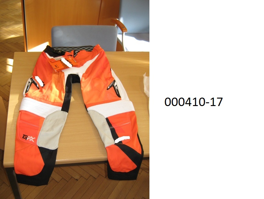 lange Hose (Motorradhose)
- beide Beine einzeln umschließend und bis zu den Knöcheln reichend,
- mittels Zippverschluss vorne verschließbar,
- verarbeitet mit einem im Bund integrierten Gürtel mit Abdeckung, links über rechts überlappend (für Männer oder Knaben),
- bestehend aus patchworkartig zusammengenähten, färbig bedruckten Gewirken und Geweben aus synthetischen Spinnstoffen auf Polyesterbasis, welche auf ihrer Rückseite teilweise beschichtet sind (mit freiem Auge erkennbar); das Gewebe ohne Beschichtung überwiegt, 
- gefüttert mit einer netzartigen Wirkware,
- im Gesäßbereich innenseitig mit einer mit freiem Auge erkennbaren Schicht auf PUR-Basis überzogen,
- im Kniebereich, innenschenkelseitig, mit eingenähten Lederteilen ausgestattet,
- aufgrund der Verarbeitung als Motorradhose für Männer oder Knaben erkennbar, keine Arbeits- oder Berufsbekleidung.
(Abbildung siehe Anlage)