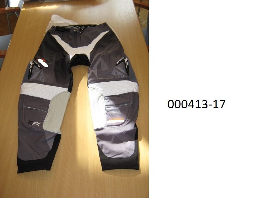 lange Hose (Motorradhose)
- beide Beine einzeln umschließend und bis zu den Knöcheln reichend,
- mittels Zippverschluss vorne verschließbar,
- verarbeitet mit einem im Bund integrierten Gürtel mit Abdeckung, links über rechts überlappend (für Männer oder Knaben),
- gefüttert mit einer netzartigen Wirkware,
- bestehend aus patchworkartig zusammengenähten, färbig bedruckten Gewirken und Geweben aus synthetischen Spinnstoffen auf Polyesterbasis, welche auf ihrer Rückseite teilweise beschichtet sind (mit freiem Auge erkennbar); das Gewebe ohne Beschichtung überwiegt, 
- im Gesäßbereich innenseitig mit einer mit freiem Auge erkennbaren Schicht auf PUR-Basis überzogen,
- im Kniebereich, innenschenkelseitig, mit eingenähten Lederteilen ausgestattet,
- aufgrund der Verarbeitung als Motorradhose für Männer oder Knaben erkennbar, keine Arbeits- oder Berufsbekleidung.
(Abbildung siehe Anlage)