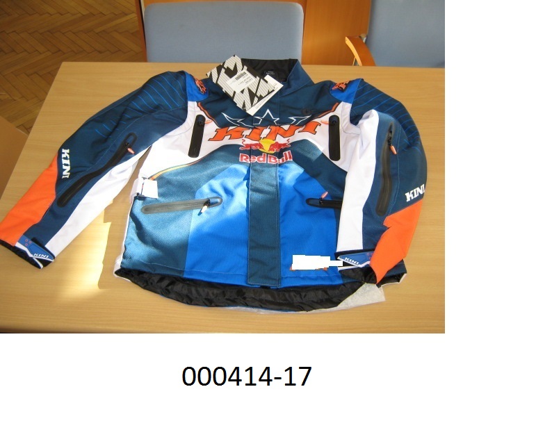 Kleidungsstück zum Bedecken des Oberkörpers (Motorradjacke),
- etwa bis zu den Hüften reichend,
- vorne durchgehend mittels Zippverschluss zu öffnen, mit einer Pattenleiste, welche Klettverschlüsse aufweist, links über rechts abdeckbar (für Männer oder Knaben),
- patchworkartig zusammengenäht aus mehreren verschiedenfärbigen, bedruckten Geweben aus überwiegend synthetischen Spinnstoffen auf Polyesterbasis, welche auf der Rückseite mit einer pigmentierten Schicht auf PUR-Basis überzogen sind (mit freiem Auge sichtbar),
- im Brust- und Hüftbereich mit mittels Zippverschluss verschließbaren Einschubtaschen versehen,
- am unteren Rand mit einer eingezogenen, elastischen, umsponnenen Schnur mit Stopper ausgestattet,
- mit einem Gewebe/Gewirke gefüttert, welche zwei verschließbare Innentaschen aufweist,
- mit mittels Zippverschluss abnehmbaren Ärmeln verarbeitet,
- mit geschäumten Kunststoffteilen im Ellbogenbereich ausgestattet.
(Abbildung siehe Anlage)