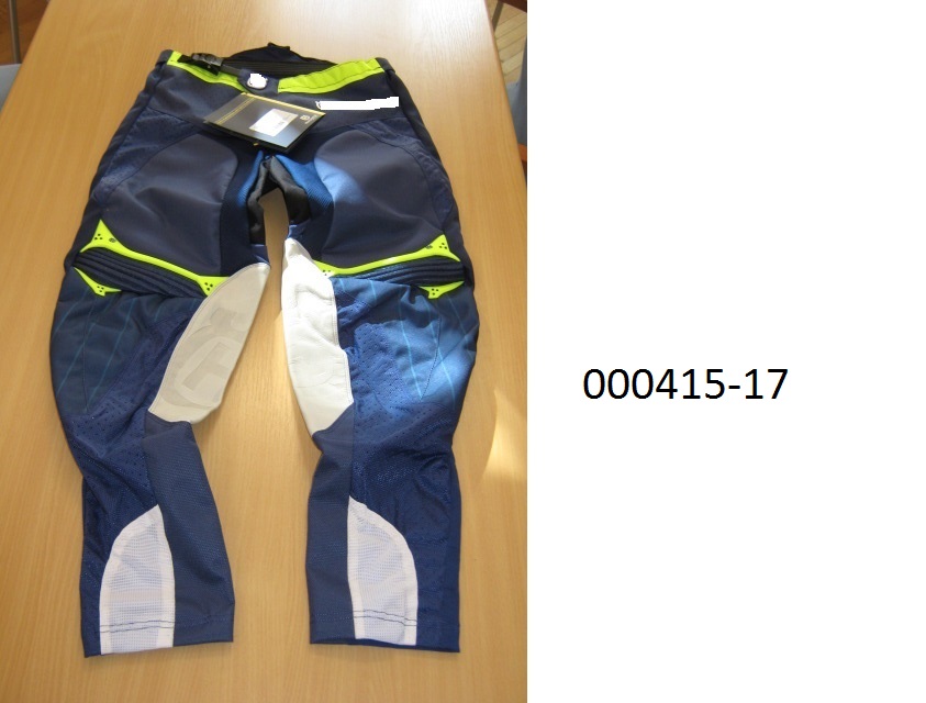 lange Hose für Männer 
- beide Beine einzeln umschließend und bis zu den Knöcheln reichend,
- gefüttert mit einer netzartigen, gefärbten  Wirkware,
- die Aussenseite der Hose besteht aus patchworkartig zusammengenähten, gefärbten und bedruckten Spinnstofferzeugnissen aus einem Gewebe (überwiegend) und Gewirke aus Spinnstoff, deren Rückseite  mit einer Schicht auf PUR-Basis überzogen ist(mit freiem Auge erkennbar),
- vorne mittels Zippverschluss verschließbar, der integrierte Gürtel wird mittels Schnalle links über rechts verschlossen (für Männer oder Knaben),
- im Knie- und Schenkelbereich innen mit eingenähten Lederteilen ausgestattet,
- aufgrund der Verarbeitung als Motorradhose aus einem überwiegend beschichteten Spinnstoff für Männer oder Knaben erkennbar.
(Abbildung siehe Anlage)