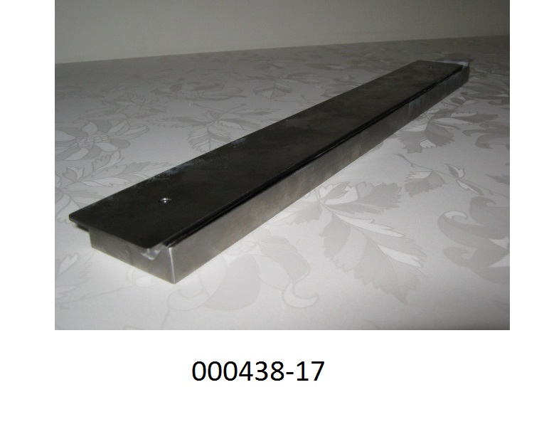 Es handelt sich um einen ca. 40 x 4,7 x 1,8 cm großen, silberfarbenen Metallquader, der eine abnehmbare Rückwand besitzt, welche zwei runde Befestigungslöcher besitzt. Das Gehäuse besteht aus rostfreiem Chromstahl.
Im Inneren sind zwei Strontiumferritmagnete eingeklebt, welche die Rückwand halten.
Die Ware dient als Messerhalter im Küchenbereich; der Magnet bestimmt den Charakter des Ganzen.
(Abbildung laut Anlage)