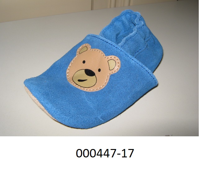 Kinderschuh
- mit geschlossenem Blatt verarbeitet, welches ein aufgenähter Bärenkopf ziert,
- den Knöchel nicht vollständig bedeckend,
- mit einem Obermaterial aus einem einfärbigen Leder,
- mit einer einlagigen, nicht profilierten Laufsohle aus Leder,
- im Fersenbereich mit einem elastischen Band versehen, um am Fuß fixiert zu bleiben,
- aufgrund seiner Verarbeitung dazu vorgesehen, im Innenbereich getragen zu werden.
(Abbildung siehe Anlage)