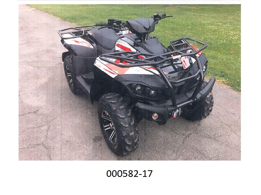 Neues vierradgetriebenes Geländefahrzeug (ATV), mit einer Seilwinde und einem flüssigkeitsgekühlten 800 ccm Hubkolbenverbrennungsmotor mit Fremdzündung ausgestattet. 
Das Fahrzeug weist folgende Merkmale auf:
 eine Lenkstange mit zwei Griffen, an der die Kontrolleinrichtungen für die Steuerung des Fahrzeugs montiert sind; die Lenkung wird durch Drehen der zwei Vorderräder bewirkt und beruht auf einem Kraftwagenlenksystem (Ackermann-Prinzip); 
 Bremssysteme an allen Rädern (2 Scheibenbremsen vorne, 2 Scheibenbremse hinten); 
 ein Automatikgetriebe mit zuschaltbarem Allradantrieb und einen Rückwärtsgang; 
 einen Motor, der speziell für die Benutzung in schwer zugänglichem Gelände entwickelt ist und bei niedriger Drehzahl eine ausreichende Zugkraft für angehängte Gerätschaften liefert; 
 die Kraft wird über Wellen auf die Räder übertragen und nicht mittels einer Kette; 
 die Reifen haben ein tiefes Profil, das für unbefestigtes Gelände geeignet ist; 
 eine Ankupplungsvorrichtung beliebiger Art, z. B. einen Anhängehaken, mit der das Fahrzeug mindestens das Zweifache seines Eigengewichts ziehen oder schieben kann; 
 eine Anhängelast (nicht gebremst) von mindestens dem Zweifachen seines Eigengewichts.
Das Fahrzeug dient zur Verrichtung von Arbeiten im unwegsamen Gelände, kann aber auch zum Ziehen oder Schieben anderer Fahrzeuge, Geräte oder Lasten verwendet werden und ist zur Verwendung als Forstschlepper oder Ackerschlepper bestimmt.
(Angaben laut Antragsteller)
(Abbildung siehe Anlage)