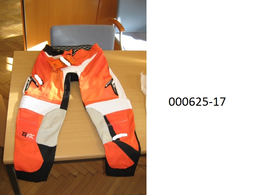 lange Hose (Motorradhose)
- beide Beine einzeln umschließend und bis zu den Knöcheln reichend,
- mittels Zippverschluss vorne verschließbar,
- verarbeitet mit einem im Bund integrierten Gürtel mit Abdeckung, links über rechts überlappend (für Männer oder Knaben),
- bestehend aus patchworkartig zusammengenähten, färbig bedruckten Gewirken und Geweben aus synthetischen Spinnstoffen auf Polyesterbasis, welche auf ihrer Rückseite teilweise beschichtet sind (mit freiem Auge erkennbar); das Gewebe ohne Beschichtung überwiegt, 
- gefüttert mit einer netzartigen Wirkware,
- im Gesäßbereich innenseitig mit einer mit freiem Auge erkennbaren Schicht auf PUR-Basis überzogen,
- im Kniebereich, innenschenkelseitig, mit eingenähten Lederteilen ausgestattet,
- aufgrund der Verarbeitung als Motorradhose für Männer oder Knaben erkennbar, keine Arbeits- oder Berufsbekleidung.
(Abbildung siehe Anlage)