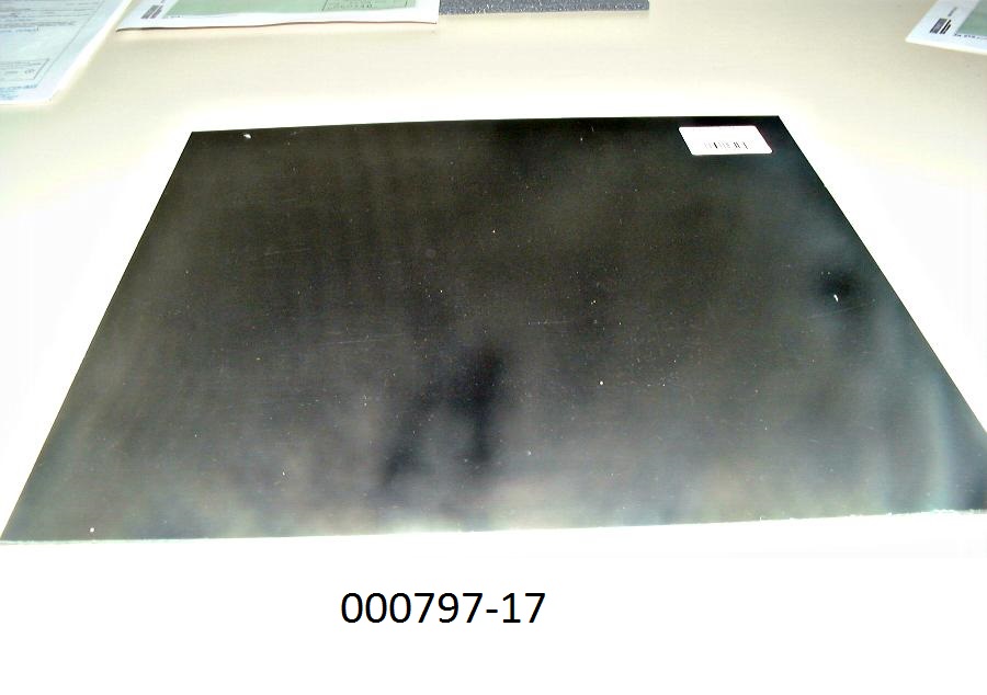 Rechteckige, nicht selbstklebende, weder verstärkte oder geschichtete, in der Masse gefärbte (schwarz oder weiß) Platte (Länge: 305 mm, Breite: 279 mm, Dicke: 1,6 mm) aus dem Polyadditionskunststoff Polyacetal (Polyoxymethylen), das Erzeugnis ist auf einer Seite mit einer Schutzfolie versehen.