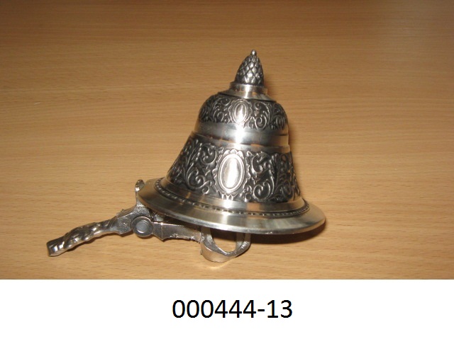 Andere Ware aus Zinn, in Form eines Deckels für einen Krug
- bestehend aus Zinn,
- mit einer Höhe von ca. 7cm, 
- auf der Außenseite mit einem Relief versehen,
- mit einer Befestigungs- und Kippvorrichtung ausgestattet.
(Abbildung siehe Anlage)