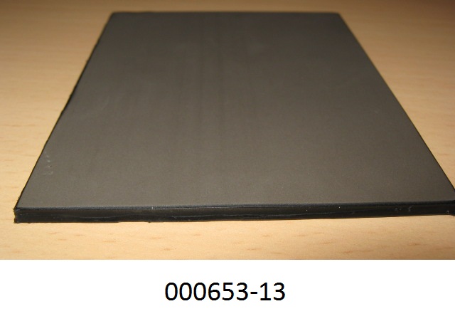 Rechteckig zugeschnittene, elastische Platte aus grauem Zellkunststoff (Polyethylen; Maße: 9,7 cm x 7,3 cm x 0,3 cm).