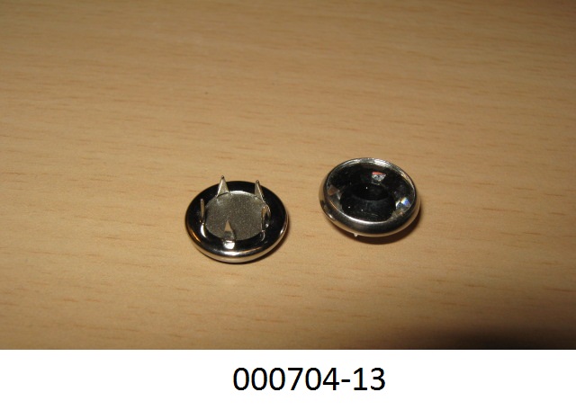 Teil eines Druckknopfes
- bestehend aus einem Kristallelement, welches in einem mit Zacken versehenen Ring aus unedlem Metall eingesetzt ist,
- mit einem Durchmesser von ca. 1cm,
- die Ware stellt den oberen, sichtbaren Teil eines Druckknopfes dar.
(Angaben stammen vom Hersteller, Abbildung siehe Anlage)