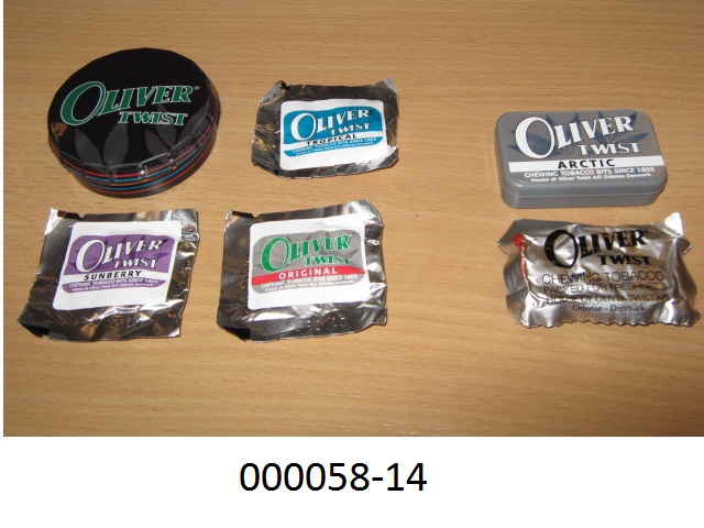 Warenbezeichnung (lt. Antrag): "Oliver Twist - Kautabak - Pastillen"

Verpackung: Originalpackung, etikettierte, kleine Kunststoffdose
Rohgewicht: 13,5 g; Eigengewicht: 6,9 g;

Beschaffenheit der Ware: schwarz-braune, zylindrische, stark nach Tabak riechende Stückchen


Untersuchungsergebnis: 
anderer verarbeiteter Tabak; Kautabak

Kautabak in Form von schwarz-braunen, annähernd zylindrischen, stark nach Tabak riechenden Stückchen (Pastillen), Tabak enthaltend, auch in verschiedenen Geschmacksrichtungen; aufgemacht in verschiedenen Packungsformen in luftdicht verschweißten, bunt bedruckten Verbundfoliensäckchen.