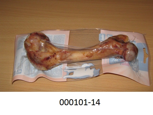 Erhitzter und getrockneter Knochen vom Schwein (Schinkenknochen) mit geringen Fleischanhaftungen, zum menschlichen Verzehr nicht geeignet, ohne Zusätze; eingeschweißt in einem bunt bedruckten Kunststofffolienbeutel; das Erzeugnis dient als Einzelfuttermittel/Kauknochen für Hunde.