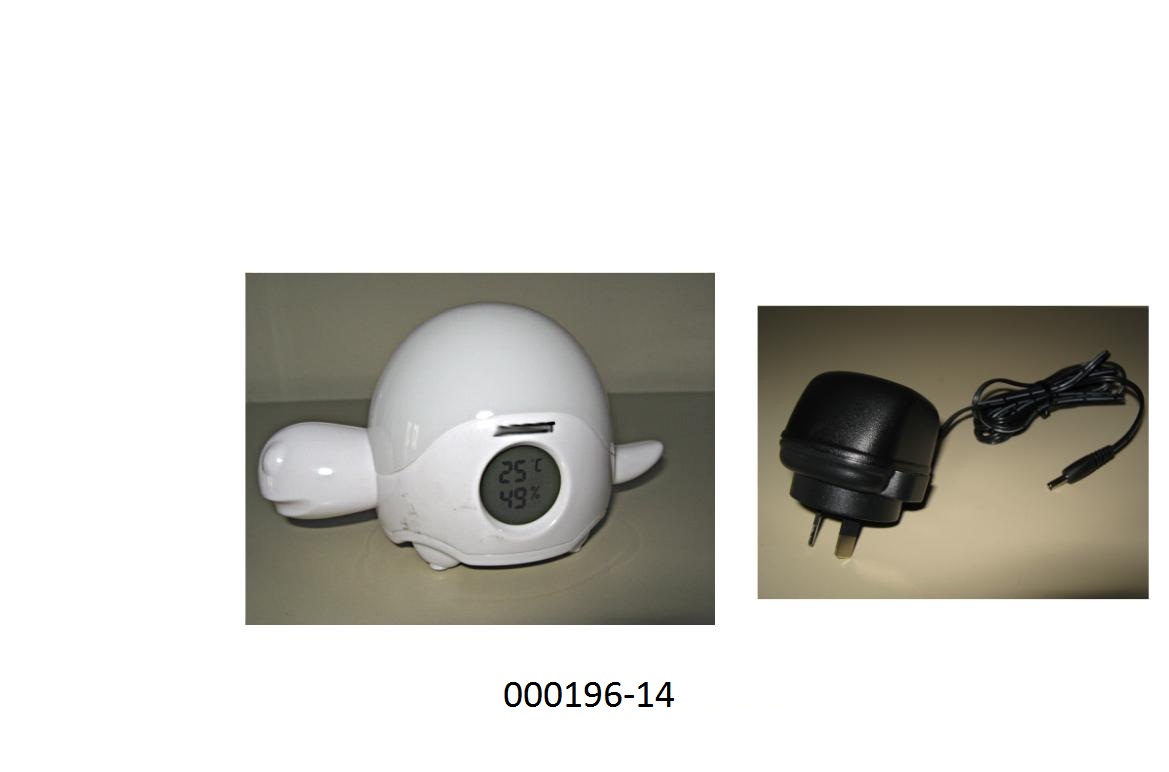 Zusammengesetzte Ware in einem gemeinsamen Kunststoffgehäuse in Form einer Schildkröte, bestehend aus einer Kombination von elektronischem Thermometer und Hygrometer, Uhr und LED-Licht.
Die Anzeige von Temperatur (in Grad Celsius oder Fahrenheit), Luftfeuchtigkeit und Uhrzeit (Stunden und Minuten) erfolgt auf einem runden LC-Display, zusätzlich wird abhängig von der Umgebungstemperatur der Panzer der Schildkröte in vier verschiedenen Farben (rot, orange, gelb und blau) beleuchtet.
An der Unterseite des Gerätes befinden sich ein Ein/Aus-Schalter, vier Bedienelemente in Form von Drucktastknöpfen sowie ein Batteriefach mit 3 eingelegten AAA 1,5 Volt Batterien, an der Rückseite eine Steckbuchse zum Anschluss des als Zubehör beigelegten Netzteils.
Das kombinierte Thermo-Hygrometer ist charakterbestimmend in Bezug auf die Verwendung.
(Abbildung siehe Anlage)