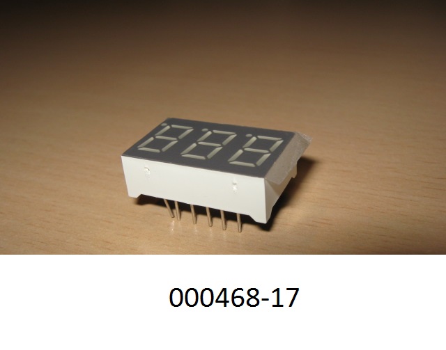 LED-Segment Anzeige aus einer mit acht miteinander verschalteten LEDs bestückten gedruckten Schaltung in einem Gehäuse (22 x 14 x 6mm, Ziffernhöhe 9,5 mm) mit drei lichtdurchlässigen, 8-teiligen Segmenten in Form einer Acht mit einem Punkt und 11 Anschlusspins; erkennbar als Teil ausschließlich zum Einbau in eine LED-Anzeigetafel zu Darstellung von alphanummerischen Zeichen bestimmt.
(Abbildung siehe Anlage)