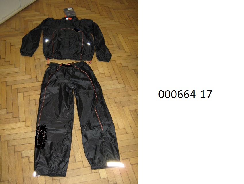 Kombination, bestehend aus einem Blouson und einer langen Hose, ein sogenannter Regenanzug, 
- in einem Kunststofffoliensack verpackt,
- aus einem dichtgewebten Gewebe aus Multifilamentgarnen auf PES-Basis gearbeitet, auf der Rückseite mit einer Schicht auf PUR-Basis überzogen, mit freiem Auge erkennbar (Ware der Position 5903)
- vollständig aus ein und demselben Flächenerzeugnis hergestellt,
- Oberteil (Blouson):
-- vorne durchgehend mittels Zippverschluss verschließbar, mittels Abdeckpatte links über rechts abdeckbar (Herren- oder Knabenjacke),
-- mit langen, im Pulsbereich verengbaren Ärmeln,
-- gefüttert mit einer netzartigen Wirkware,
-- knapp über die Hüften reichend, 
-- am unteren Ende mit einer Kordelschnur verengbar,
-- auf der Vorderseite mit Firmenlogos bedruckt,
- Unterteil (lange Hose):
-- in der Taille abschließend, mit einem elastischen Taillenbund, mittels Kordelzug verengbar (keine Überlappung, daher unisex)
-- beide Beine einzeln umschließend,
-- beide Beine sind an der Seite bis zu den Hüften mittels Zippverschluss zu öffnen, dieser ist mit einer Klettverschlussleiste abgedeckt,
-- im Unterschenkelbereich doppelt verarbeitet,
-- im Bereiche des inneren Hosenbeinabschlusses mit einem elastischen Band versehen, die äußere Seite mittels Klettverschluss verengbar,
-- gefüttert mit einer netzartigen Wirkware
"Kleidung aus Erzeugnissen der Position 5903, aus Geweben, für Männer oder Knaben".
(Abbildung siehe Anlage)