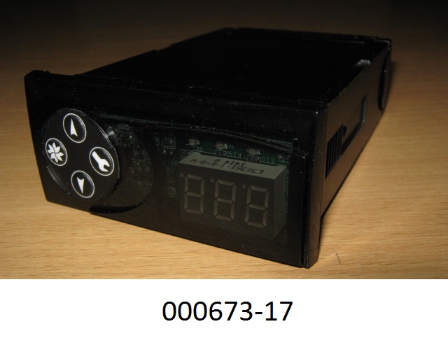 Elektronisches Thermostat,
- bestehend aus einer dreiteiligen, mit Mikrocontroller, mehreren Schaltern, einem Relais, einem Transformator, einer 3x7-Segmentanzeige, einem Buzzer, einer Batterie, weiteren passiven und aktiven Bauelementen, sowie mehreren, elektrischen Anschl?ssen best?ckten, gedruckten Schaltung in einem Geh?use;
- dient nach Einbau und nach Verbinden mit Sensoren und Kompressor der W?rmepumpe zur Regelung der Temperatur eines K?hlsystems.
(Abbildung laut Anlage)