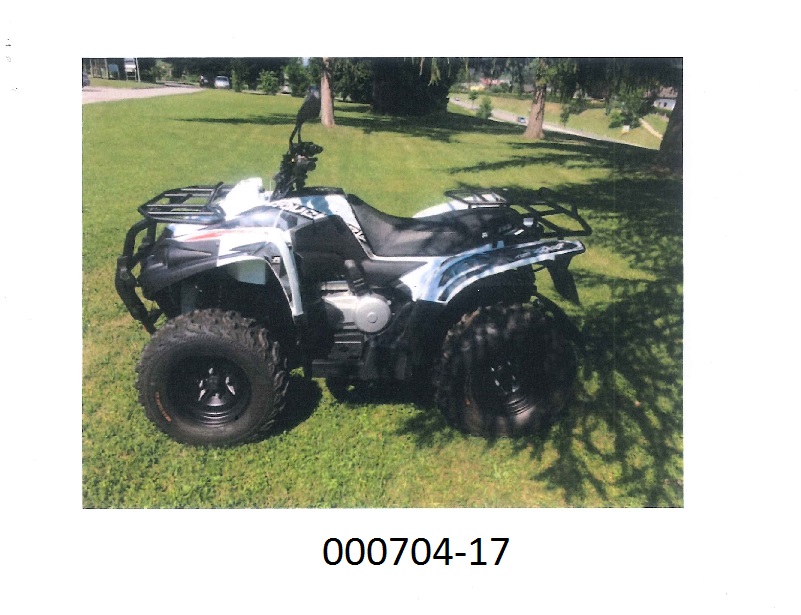 Neues vierradgetriebenes Geländefahrzeug (ATV), mit einer Seilwinde und einem flüssigkeitsgekühlten 359 ccm Hubkolbenverbrennungsmotor mit Fremdzündung ausgestattet. 
Das Fahrzeug weist folgende Merkmale auf:
— eine Lenkstange mit zwei Griffen, an der die Kontrolleinrichtungen für die Steuerung des Fahrzeugs montiert sind; die Lenkung wird durch Drehen der zwei Vorderräder bewirkt und beruht auf einem Kraftwagenlenksystem (Ackermann-Prinzip); 
— Bremssysteme an allen Rädern (2 Scheibenbremsen vorne, 2 Scheibenbremse hinten); 
— ein Automatikgetriebe mit zuschaltbarem Allradantrieb und einen Rückwärtsgang; 
— einen Motor, der speziell für die Benutzung in schwer zugänglichem Gelände entwickelt ist und bei niedriger Drehzahl eine ausreichende Zugkraft für angehängte Gerätschaften liefert; 
— die Kraft wird über Wellen auf die Räder übertragen und nicht mittels einer Kette; 
— eine fest angebrachte Seilwinde;
— die Reifen haben ein tiefes Profil, das für unbefestigtes Gelände geeignet ist; 
— eine Ankupplungsvorrichtung beliebiger Art, z. B. einen Anhängehaken, mit der das Fahrzeug mindestens das Zweifache seines Eigengewichts ziehen oder schieben kann; 
— eine Anhängelast (nicht gebremst) von mindestens dem Zweifachen seines Eigengewichts.
Das Fahrzeug dient zur Verrichtung von Arbeiten im unwegsamen Gelände, kann aber auch zum Ziehen oder Schieben anderer Fahrzeuge, Geräte oder Lasten verwendet werden und ist zur Verwendung als Forstschlepper oder Ackerschlepper bestimmt.
(Angaben laut Antragsteller)
(Abbildung siehe Anlage)