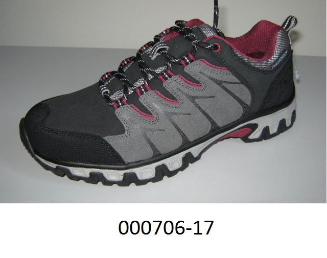 Schuh :
- den Knöchel nicht bedeckend, 
- zum Schnüren mit geschlossenem Blatt,
- mit einer profilierten, Laufsohle aus Kautschuk, nicht gespritzt, dämpfende Elemente aus Polymeren niederer Dichte enthaltend, 
- Länge der Schuhinnensohle weniger als 24 cm;
- auf das Futter des Oberteiles sind verschiedenfärbige Teile aus Kunststoff, Spinnstoff und bedrucktem Leder aufgenäht, wenn jene Teile, welche Verstärkungs- und Zubehörteile darstellen, außer Acht gelassen werden, überwiegt der Kunststoffanteil an der äußeren, sichtbaren Schicht des Obermaterials,
- nicht als Männer- oder Frauenschuh erkennbar,
- kein Sportschuh.
(Abbildung siehe Anlage)