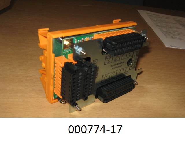Es handelt sich um einen Teil einer elektrischen Steuerung, der sich darstellt als zusammengesetzte elektronische Baugruppe,
- bestehend aus einer mit Mikrocontroller, weiteren aktiven und passiven Bauelementen, sowie elektrischen Steckvorrichtungen best?ckten, gedruckten Schaltung, montiert auf einem Tr?ger mit Montageschnappvorrichtungen,
- dient als Teil eines modular aufgebauten, elektronischen Kransteuer- und Lastmomentbegrenzungssystem zur Signal?bertragung von den digitalen Eing?ngen ?ber einen CAN-Bus an die Steuerung.
(Abbildung laut Anlage)