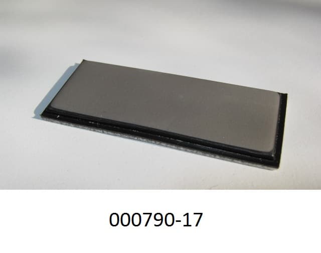 Zusammengesetzte Ware aus Kunststoff, nicht aus Folien hergestellt, in Form einer grauen, rechteckigen, biegsamen Platte (ca. 53 x 28 x 1,5 mm), die mit einer weißen, rechteckigen, etwas steiferen Platte (ca. 56 x 31 x 1,7 mm) flächig derart verbunden ist, sodass die kleinere graue Platte zentriert auf der weißen Platte zu liegen kommt, zusätzlich sind die Ränder des Erzeugnisses schwarz bestrichen, beiden Platten bestehen im Wesentlichen aus Zellkunststoff; kein Erzeugnis der Position HS 3921.
Kein Erzeugnis der Position HS 3921.