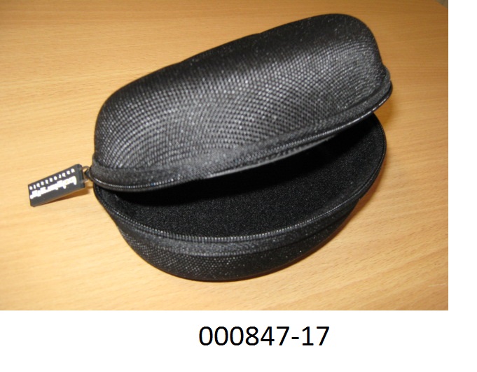 Formstabiles Behältnis für die Aufbewahrung einer Sonnenbrille (Brillenetui)
- mit den Abmessungen von ca. 16 x 8,5 x 7 cm (LxBxH),
- mittels eines umlaufenden Reißverschlusses verschließbar,
- mit einer Außenseite aus einem einfärbigen Spinnstoff,
- innen mit Spinnstoff  für die Aufnahme einer Brille ausgekleidet,
- offensichtlich nicht handgearbeitet,
- stellt sich als Taschen- oder Handtaschenartikel dar.
(Abbildung siehe Anlage, Materialangaben laut Antragsteller)