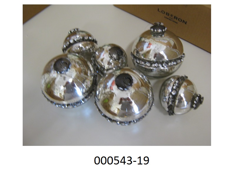 Weihnachtsartikel, in Form eines Sets Zieranhänger, 
- bestehend aus 6 Stück Kugeln in 2 Größen (Durchmesser 7cm bzw. 10cm)
- gearbeitet aus einem Hohlkörper aus Glas (Bauernsilber-Optik), am äußersten Umfang mit Steinen besetzt,
- mit einer Aufhängevorrichtung aus unedlen Metallen mit Öse ausgestattet.
Aufgrund der Kombination von schimmernder Oberfläche, Form und der Aufhängevorrichtung handelt es sich bei dem Set dem Gesamteindruck nach um Dekorationsartikel für Weihnachtsbäume (Christbaumschmuck), die nach herkömmlichem Brauch zur traditionellen Ausgestaltung der Advents- und Weihnachtszeit verwendet werden.
Der Glasanteil überwiegt gegenüber dem unedlen Metall und den Steinen.
(Abbildung siehe Anlage, Materialangaben laut Antragsteller)