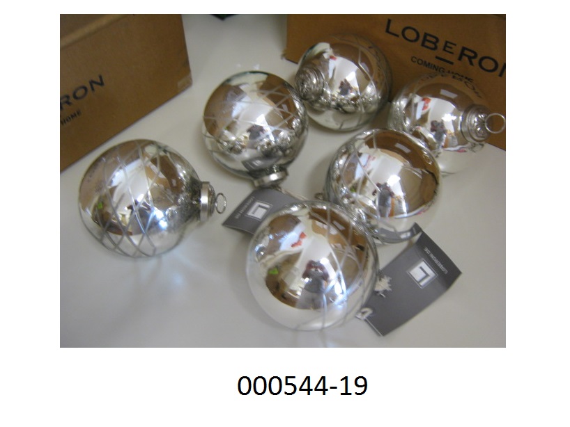 Weihnachtsartikel, in Form eines Sets Zieranhänger, 
- bestehend aus 6 Stück Kugeln (Höhe 10cm, Durchmesser 9cm)
- gearbeitet aus einem Hohlkörper aus Glas (innen verspiegelt), teilweise mit rautenförmigen Schliff versehen, 
- mit einer Aufhängevorrichtung aus unedlen Metallen mit Öse ausgestattet.
Aufgrund der Kombination von schimmernder Oberfläche, Form und der Aufhängevorrichtung handelt es sich bei dem Set dem Gesamteindruck nach um Dekorationsartikel für Weihnachtsbäume (Christbaumschmuck), die nach herkömmlichem Brauch zur traditionellen Ausgestaltung der Advents- und Weihnachtszeit verwendet werden.
Der Glasanteil (95%) überwiegt gegenüber dem unedlen Metall (5%).
(Abbildung siehe Anlage, Materialangaben laut Antragsteller)