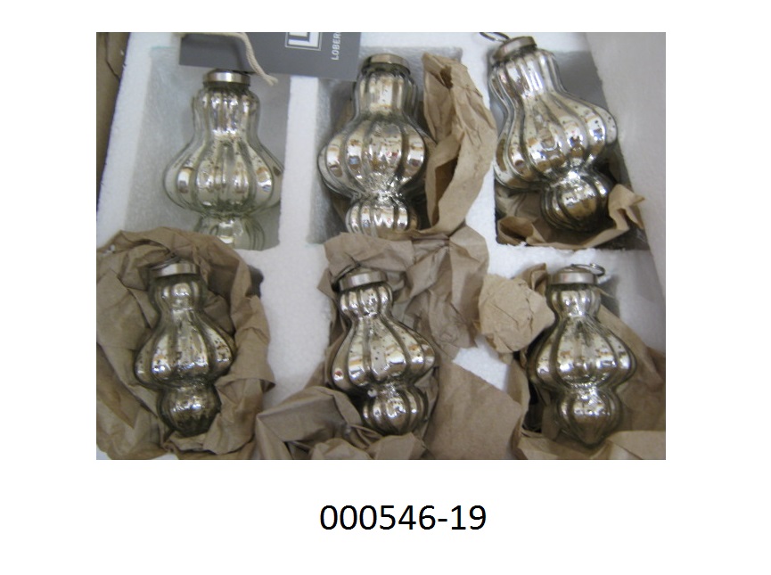 Weihnachtsartikel, in Form eines Sets Zieranhänger, 
- bestehend aus 6 Stück in unterschiedlichen Größen (Höhe ca. 10 und 11,5cm; Durchmesser 8,5 und 7cm)
- gearbeitet aus einem tropfenförmigen Hohlkörper aus Glas (Antiksilber-Optik), 
- mit einer Aufhängevorrichtung aus unedlen Metallen mit Öse ausgestattet.
Aufgrund der Kombination von schimmernder Oberfläche, Form und der Aufhängevorrichtung handelt es sich bei dem Set dem Gesamteindruck nach um Dekorationsartikel für Weihnachtsbäume (Christbaumschmuck), die nach herkömmlichem Brauch zur traditionellen Ausgestaltung der Advents- und Weihnachtszeit verwendet werden.
Der Glasanteil (94%) überwiegt gegenüber dem unedlen Metall (6%).
(Abbildung siehe Anlage, Materialangaben laut Antragsteller)
