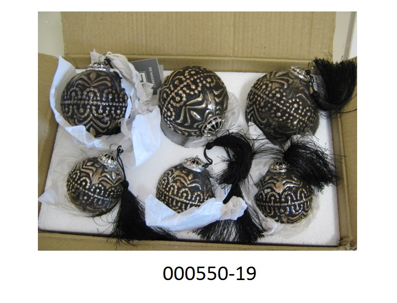 Weihnachtsartikel, in Form eines Sets Zieranhänger, 
- bestehend aus 6 Stück in zwei unterschiedlichen Größen (Höhe 11 und 9cm; Durchmesser 10 und 8cm)
- gearbeitet aus einem kugelförmigen Hohlkörper aus Glas (Antiksilber-Optik, Oberfläche ist musterartig geprägt), 
- mit einer Aufhängevorrichtung (bestückt mit Glassteinen) aus unedlen Metallen mit Öse ausgestattet,
- alle Kugeln sind mit einer Quaste aus 100% Baumwolle ausgestattet.
Aufgrund der Kombination von schimmernder Oberfläche, Form und der Aufhängevorrichtung handelt es sich bei dem Set dem Gesamteindruck nach um Dekorationsartikel für Weihnachtsbäume (Christbaumschmuck), die nach herkömmlichem Brauch zur traditionellen Ausgestaltung der Advents- und Weihnachtszeit verwendet werden.
Der Glasanteil (90%) überwiegt gegenüber dem unedlen Metall (10%) und dem Spinnstoff.
(Abbildung siehe Anlage, Materialangaben laut Antragsteller)