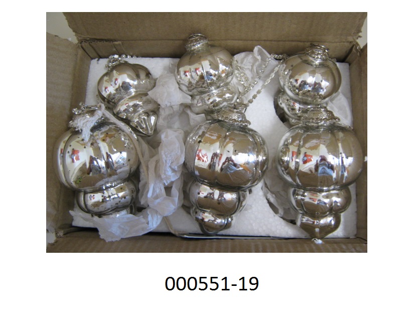 Weihnachtsartikel, in Form eines Sets Zieranhänger, 
- bestehend aus 6 Stück in zwei unterschiedlichen Größen (Höhe 9 und 11cm; Durchmesser 6 und 7,5cm)
- gearbeitet aus einem tropfenförmigen Hohlkörper aus Glas (Antiksilber-Optik), 
- mit einer Aufhängevorrichtung aus unedlen Metallen (Aluminium), Öse und Kette (Metall mit Glitzersteinchen) ausgestattet.
Aufgrund der Kombination von schimmernder Oberfläche, Form und der Aufhängevorrichtung handelt es sich bei dem Set dem Gesamteindruck nach um Dekorationsartikel für Weihnachtsbäume (Christbaumschmuck), die nach herkömmlichem Brauch zur traditionellen Ausgestaltung der Advents- und Weihnachtszeit verwendet werden.
Der Glasanteil (80%) überwiegt gegenüber dem unedlen Metall (20%).
(Abbildung siehe Anlage, Materialangaben laut Antragsteller)