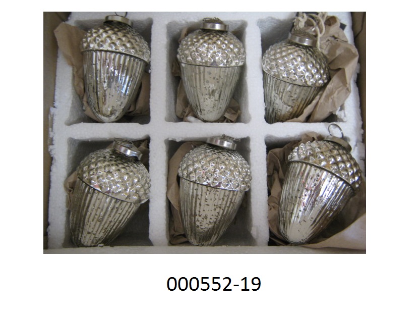 Weihnachtsartikel, in Form eines Sets Zieranhänger, 
- bestehend aus 6 Stück (Höhe 10cm; Durchmesser 7cm)
- gearbeitet aus einem Hohlkörper aus Glas (Antiksilber-Optik) in einer stilisierten Eichelform, 
- mit einer Aufhängevorrichtung aus unedlen Metallen (Eisen) mit Öse ausgestattet.
Aufgrund der Kombination von schimmernder Oberfläche, Form und der Aufhängevorrichtung handelt es sich bei dem Set dem Gesamteindruck nach um Dekorationsartikel für Weihnachtsbäume (Christbaumschmuck), die nach herkömmlichem Brauch zur traditionellen Ausgestaltung der Advents- und Weihnachtszeit verwendet werden.
Der Glasanteil (98%) überwiegt gegenüber dem unedlen Metall (2%).
(Abbildung siehe Anlage, Materialangaben laut Antragsteller)
