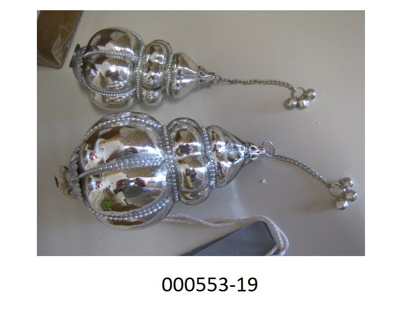 Weihnachtsartikel, in Form eines Sets Zieranhänger, 
- bestehend aus 2 Stück in unterschiedlichen Größen (Höhe 13 und 10cm; Durchmesser 8 und 6cm),
- tropfenförmig gearbeitet aus einem Hohlkörper aus Glas (Antiksilber-Optik), am unteren Ende mit einem Kettenstrang aus unedlem Metall versehen,
- mit einer Aufhängevorrichtung aus unedlen Metallen mit Öse ausgestattet.
Aufgrund der Kombination von schimmernder Oberfläche, Form und der Aufhängevorrichtung handelt es sich bei dem Set dem Gesamteindruck nach um Dekorationsartikel für Weihnachtsbäume (Christbaumschmuck), die nach herkömmlichem Brauch zur traditionellen Ausgestaltung der Advents- und Weihnachtszeit verwendet werden.
Der Glasanteil überwiegt gegenüber dem unedlen Metall.
(Abbildung siehe Anlage, Materialangaben laut Antragsteller)