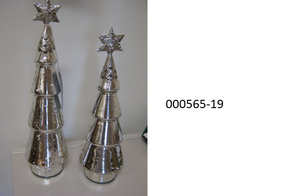 Weihnachtsartikel, in Form eines Sets stilisierter Weihnachtsbäume auf Sockeln, 
- bestehend aus 2 Stück in unterschiedlichen Größen (Höhe 37 und 44cm; Durchmesser jeweils 12cm),
- gearbeitet aus einem Hohlkörper aus Glas (Antikfinish), an der Baumspitze mit einem ziselierten Stern aus einem unedlen Metall versehen,
Aufgrund der Kombination von schimmernder Oberfläche und Form handelt es sich bei dem Set dem Gesamteindruck nach um ein Erzeugnis, welches nach herkömmlichem Brauch zur traditionellen Ausgestaltung des Advents- und Weihnachtsfestes verwendet wird.
Der Glasanteil (90%) überwiegt gegenüber dem unedlen Metall (10%).
(Abbildung siehe Anlage, Materialangaben laut Antragsteller)