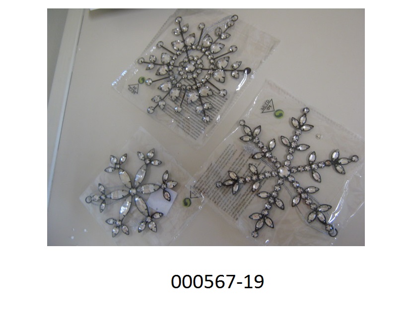 Ware aus Glaskurzwaren, bestehend aus einem Set von 3 Sternen
- in unterschiedlichen Größen vorliegend (Durchmesser von 11, 14 und 16cm),
- gearbeitet aus einem formstabilen Kupferdraht in Form eines sechszackigen Sternes, an welchem geschliffene Glassteine fixiert sind,
- mit einer Aufhängevorrichtung (Öse) verarbeitet,
- verpackt in klarsichtigen Kunststoffbeuteln,
- das Glas (90%) überwiegt gegenüber dem Metall (10%) und ist daher als wesensbestimmend anzusehen.
Eine Einreihung als Weihnachtsfestartikel kommt nicht in Betracht, da die Ware neutral gestaltet ist und keinen Bezug zum Weihnachtsfest aufweist.
(Abbildung siehe Anlage, Materialangaben laut Antragsteller)