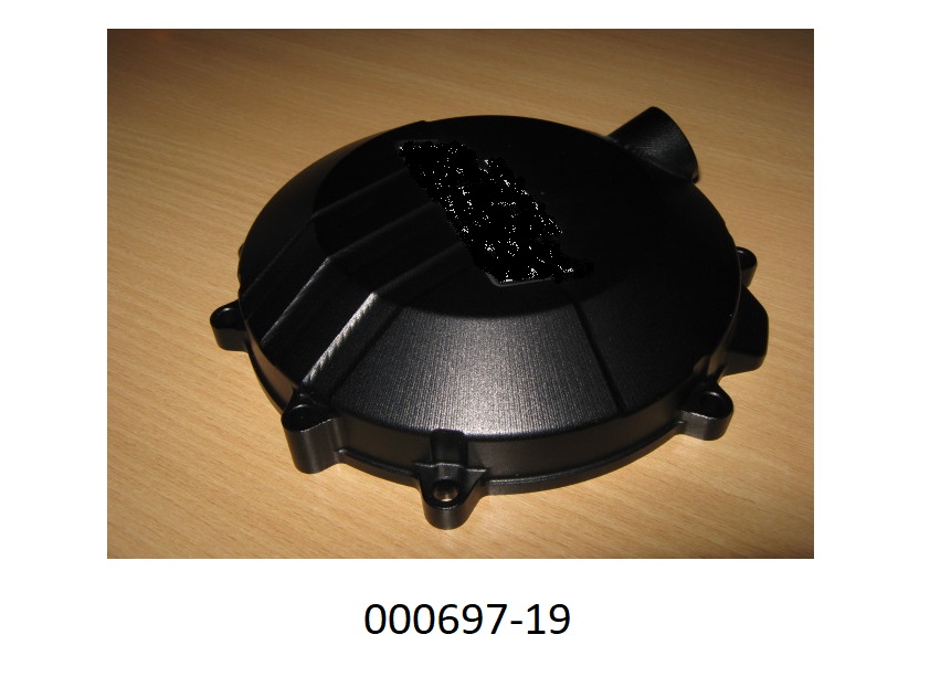 Es handelt sich um einen maßhaltig nach Werkszeichnung gefertigten Kupplungsdeckel aus eloxiertem Aluminium (Material AlZn5.5MgCu). Die spezifisch geformte schalenförmige Ware (Höhe ca. 40mm, größter Durchmesser ca. 173mm), die mit am Rand befindlichen Befestigungslaschen, umlaufender Dichtungsnut, einer zylinderförmigen Durchführung mit Innengewinde, sowie lasergraviertem Herstellernamen außen und Teilenummer an der flachen Innenseite versehen ist, wird am Motorrad seitlich am Kupplungsgehäuse angebracht und schützt die Kupplung vor Verunreinigungen und anderen äußeren Einflüssen und erlaubt die einfache Wartung der Kupplung.
(Angaben laut Antragsteller)
(Abbildung laut Anlage)