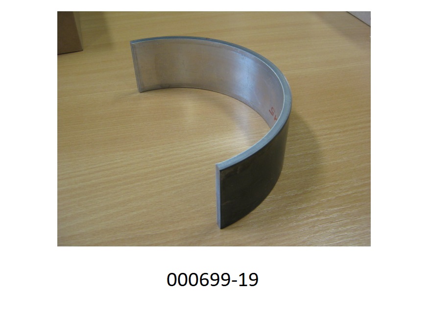 Ein spezifisch nach Werkszeichnung gefertigter Bauteil in Form einer noch nicht fertig bearbeiteten Gleitlagerschale für eine Kurbelwelle eines Hubkolbenverbrennungsmotors aus unedlem Metall (Stahl-AlSn25 Zweistofflager mit hochfester Bindefolie). Ein ca. 55 mm breiter, annähernd halbkreisförmiger Metallteil mit ca. 203 mm Spreizweite, welcher an der inneren Flachseite eine eingeprägte Herstellerkennzeichnung aufweist.
(Angaben laut Antragsteller)
(Abbildung siehe Anlage)