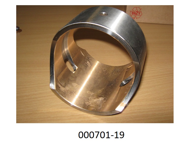 Ein spezifisch nach Werkszeichnung gefertigter Bauteil in Form eines Gleitlagers eines Hubkolbenverbrennungsmotors aus unedlem Metall (Stahl-Bleibronze Zweistofflager). Bei der Kolbenbolzenbüchse handelt es sich um einen speziell geformten hohlzylinderförmigen Metallteil, welcher mit Öllöchern und Ölschlitzen, sowie seitlich mit Firmenlogo, Produktionsdatum und Teilenummer versehen ist.
Mit einer Wanddicke von ca. 7,5 mm und einem Innendurchmesser von ca. 110,6 mm.
(Angaben laut Antragsteller)
(Abbildung siehe Anlage)