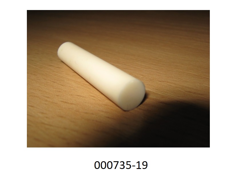 Es handelt sich um einen ca. 40 mm langen, gelbstichigen Stab mit einem Durchmesser von 7,8 mm. Die keramische Ware zu technischen Zwecken mit einer Mohs-Härte von 9 oder mehr besteht aus 97,42 GHT Aluminiumoxid (Al2O3), sowie Anteilen von SiO2, Na2O, MgO und CaO.
Laut Angaben des Antragstellers können diese keramischen Waren (gleiches Material wie Stab) in verschiedenen Formen und Abmessungen vorliegen.
(Abbildung laut Anlage)