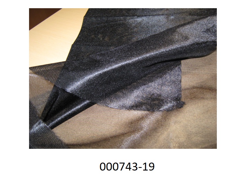 Textiles Flächenerzeugnis in Form eines Kettengewirkes
- in Rollen mit einer Breite von 1,52 m,
- nicht konfektioniert,
- bestehend aus einfärbigen Multifilamentgarnen aus Polyamid.
(Abbildung siehe Anlage)