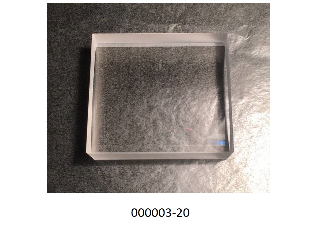 Optische, plankonkave Zylinderlinse,
- bestehend aus einem nach technischer Zeichnung gefertigtem, nicht gefassten, farblosen, ca. 38 x 34 x 10 mm großen Element aus Quarzglas, mit einer transparenten, optisch bearbeiteten (lt. Antragstellerangaben), konkavzylindrischen und einer planen Oberfläche, sowie gefasten Kanten,
- mit einem Brechungsindex (nd) von 1,4586.
(Abbildung laut Anlage)