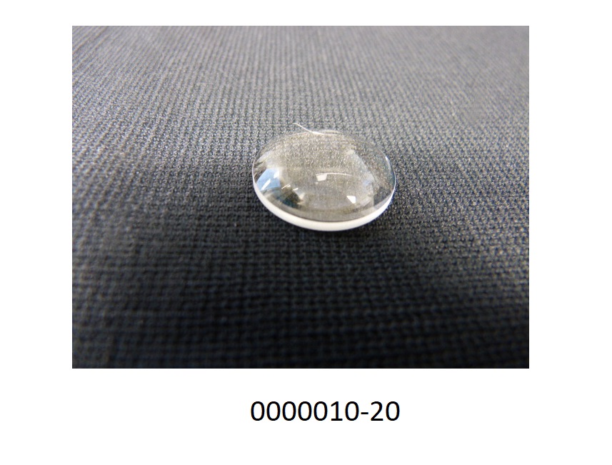 Optisch bearbeitete Linse (lt. Antragstellerangaben), bestehend aus einer nach technischer Zeichnung gefertigten ca. 5 mm dicken (höchste Erhebung), klaren, farblosen, plankonvex ausgeführten, nicht gefassten "Linse" aus geschmolzenem Quarzglas, mit einem Durchmesser von ca. 20,6 mm.
(Abbildung laut Anlage)