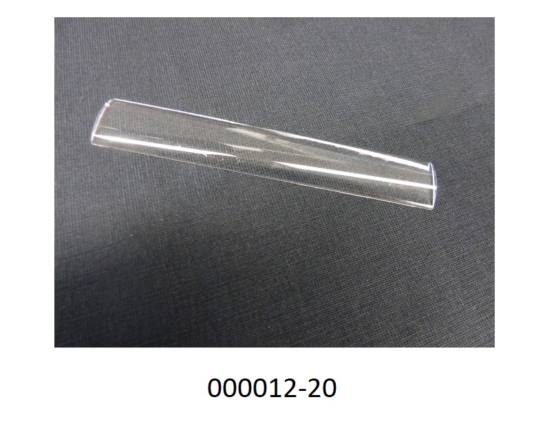 Optisch bearbeitete Linse (lt. Antragstellerangaben), bestehend aus einer nach technischer Zeichnung gefertigten ca. 6 mm dicken (höchste Erhebung), klaren, farblosen, plankonvex ausgeführten, rechteckigen, nicht gefassten „Linse“ aus geschmolzenem Quarz, mit den Abmessungen von ca. 160 x 27 mm.
(Abbildung laut Anlage)