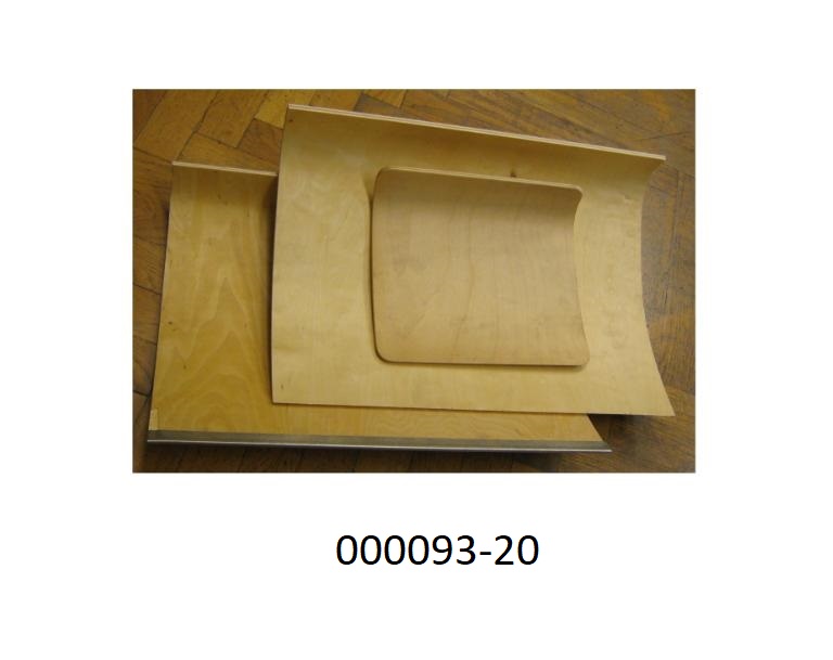 Werkzeug aus Holz, in Form eines Schneeschiebeblattes
- bestehend aus einem Schichtholz (aus sechs Birkenholzlagen aufgebaut) auf einer Seite stark gebogen, mit abgerundeter Kante versehen und auf der anderen Seite schwach gebogen, mit einer schräg abgeschliffenen Kante versehen,
- mit oder ohne Stahlkante an der unteren Blattkante, mit einer Länge von 250 mm bis 800 mm, einer Höhe von 200 mm bis 400 mm und einer Stärke von 6 mm bis 10 mm.
Die an der unteren Blattkante angebrachte Stahlkante dient lediglich zu deren Schutz und stellt nicht den arbeitenden Teil der Ware dar.
(Angaben laut Antragsteller, Abbildung siehe Anlage)