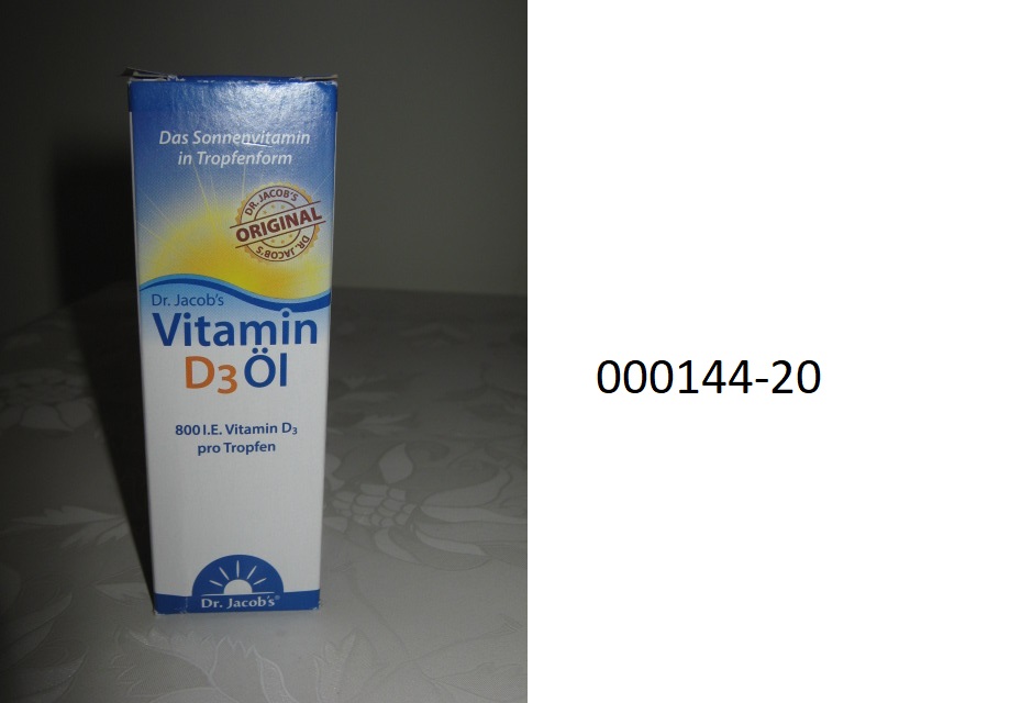 Farblose, klare, ölig-viskose, genießbare Zubereitung, genießbare Mischung und Zubereitung von tierischen oder pflanzlichen Fetten und Ölen, im Wesentlichen bestehend aus geringen Mengen der Vitamine D3 (Cholecalciferol) und Vitamin E (alpha-Tocopherol), gelöst in Sonnenblumenöl mit hohem Ölsäureanteil; aufgemacht in einem bunt bedruckten Faltkarton, neben einem Beipackzettel, ein etikettiertes Braunglasfläschchen mit Schraubverschluss mit Sprengring und integrierter Quetschpipette zu 20 ml enthaltend.