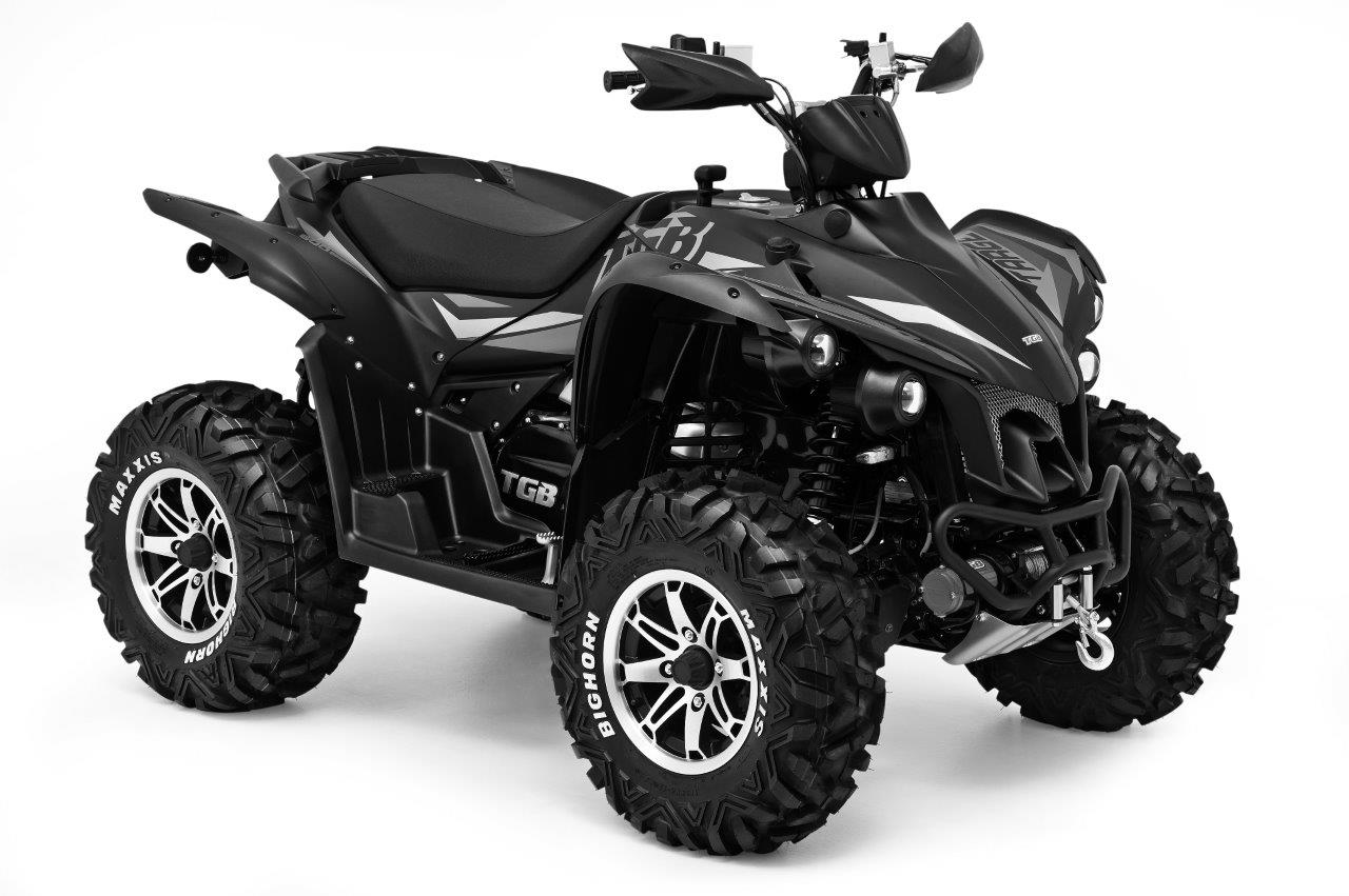 Neues vierradgetriebenes Geländefahrzeug (ATV), mit einer Seilwinde und einem flüssigkeitsgekühlten 561 ccm Hubkolbenverbrennungsmotor mit Fremdzündung ausgestattet. 
Das Fahrzeug weist folgende Merkmale auf:
— eine Lenkstange mit zwei Griffen, an der die Kontrolleinrichtungen für die Steuerung des Fahrzeugs montiert sind; die Lenkung wird durch Drehen der zwei Vorderräder bewirkt und beruht auf einem Kraftwagenlenksystem (Ackermann-Prinzip); 
— Bremssysteme an allen Rädern; 
— ein Automatikgetriebe und einen Rückwärtsgang; 
— einen Motor, der speziell für die Benutzung in schwer zugänglichem Gelände entwickelt ist und bei niedriger Drehzahl eine ausreichende Zugkraft für angehängte Gerätschaften liefert; 
— die Kraft wird über Wellen auf die Räder übertragen und nicht mittels einer Kette; 
— die Reifen haben ein tiefes Profil, das für unbefestigtes Gelände geeignet ist; 
— eine Ankupplungsvorrichtung beliebiger Art, z. B. einen Anhängehaken, mit der das Fahrzeug mindestens das Zweifache seines Eigengewichts ziehen oder schieben kann; 
— eine Anhängelast (nicht gebremst) von mindestens dem Zweifachen seines Eigengewichts.
Das Fahrzeug dient zur Verrichtung von Arbeiten im unwegsamen Gelände, kann aber auch zum Ziehen oder Schieben anderer Fahrzeuge, Geräte oder Lasten verwendet werden und ist zur Verwendung als Forstschlepper oder Ackerschlepper bestimmt.
(Angaben laut Antragsteller)
(Abbildung siehe Anlage)