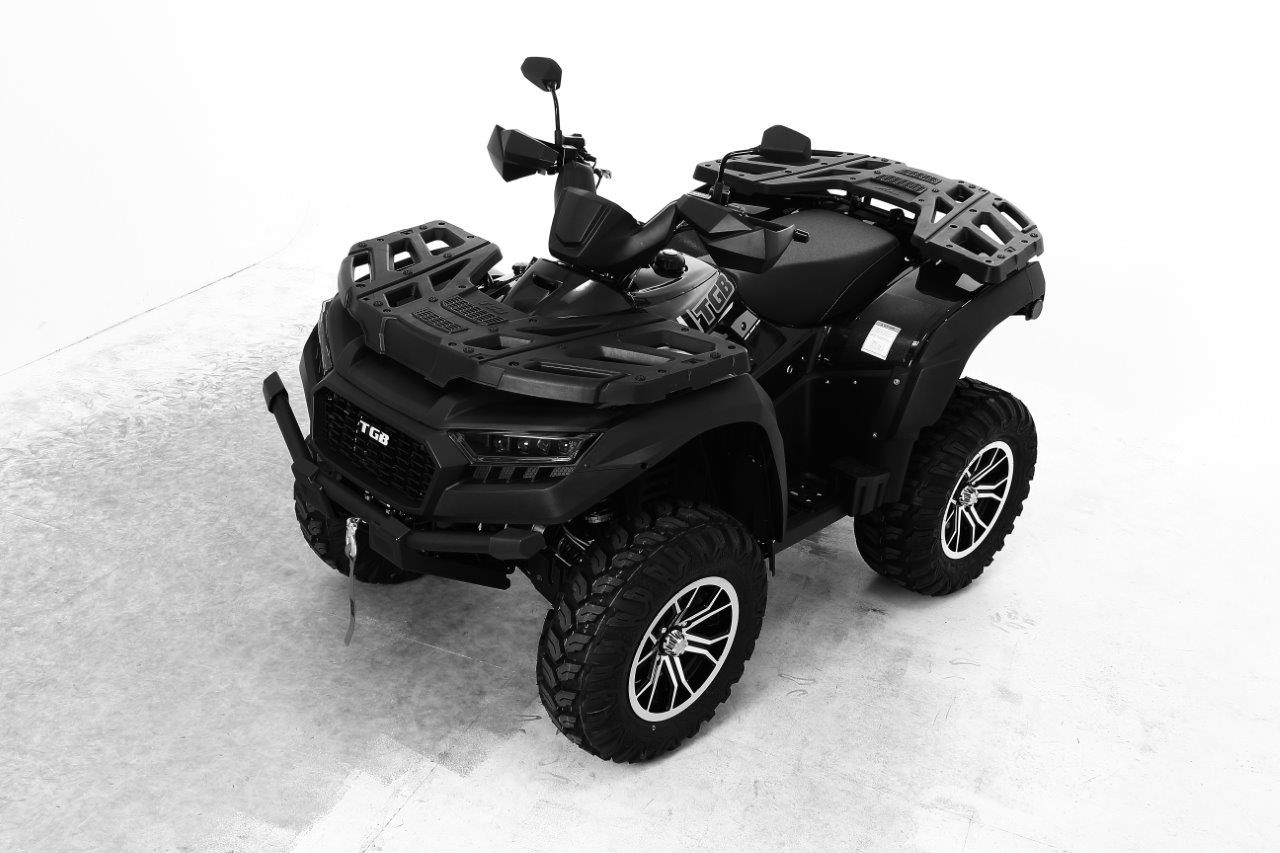 Neues vierradgetriebenes Geländefahrzeug (ATV), mit einer Seilwinde und einem flüssigkeitsgekühlten 561 ccm Hubkolbenverbrennungsmotor mit Fremdzündung ausgestattet. 
Das Fahrzeug weist folgende Merkmale auf:
— eine Lenkstange mit zwei Griffen, an der die Kontrolleinrichtungen für die Steuerung des Fahrzeugs montiert sind; die Lenkung wird durch Drehen der zwei Vorderräder bewirkt und beruht auf einem Kraftwagenlenksystem (Ackermann-Prinzip); 
— Bremssysteme an allen Rädern; 
— ein Automatikgetriebe und einen Rückwärtsgang; 
— einen Motor, der speziell für die Benutzung in schwer zugänglichem Gelände entwickelt ist und bei niedriger Drehzahl eine ausreichende Zugkraft für angehängte Gerätschaften liefert; 
— die Kraft wird über Wellen auf die Räder übertragen und nicht mittels einer Kette; 
— die Reifen haben ein tiefes Profil, das für unbefestigtes Gelände geeignet ist; 
— eine Ankupplungsvorrichtung beliebiger Art, z. B. einen Anhängehaken, mit der das Fahrzeug mindestens das Zweifache seines Eigengewichts ziehen oder schieben kann; 
— eine Anhängelast (nicht gebremst) von mindestens dem Zweifachen seines Eigengewichts.
Das Fahrzeug dient zur Verrichtung von Arbeiten im unwegsamen Gelände, kann aber auch zum Ziehen oder Schieben anderer Fahrzeuge, Geräte oder Lasten verwendet werden und ist zur Verwendung als Forstschlepper oder Ackerschlepper bestimmt.
(Angaben laut Antragsteller)
(Abbildung siehe Anlage)
