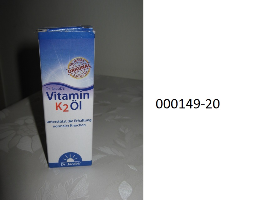 Gelbstichige, klare, ölig-viskose, genießbare Zubereitung, genießbare Mischung und Zubereitung von tierischen oder pflanzlichen Fetten und Ölen, im Wesentlichen bestehend aus geringen Mengen der Vitamine K2 (Menachinon-7) und Vitamin E (alpha-Tocopherol), gelöst in Sonnenblumenöl mit hohem Ölsäureanteil; aufgemacht in einem bunt bedruckten Faltkarton, neben einem Beipackzettel, ein etikettiertes Braunglasfläschchen mit Schraubverschluss mit Sprengring und integrierter Quetschpipette zu 20 ml enthaltend.