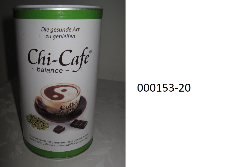 Kakaohaltige Lebensmittelzubereitung in unmittelbaren Umschließungen mit einem Gewicht des Inhalts von 1 kg oder weniger, in Form eines hellbraun-weiß gesprenkelten, nach Kaffee riechenden, nicht alkoholhaltigen, kakaohaltigen, feinen Pulvers; im Wesentlichen bestehend aus Akaziengummi, löslichem Kaffee, Aroma (mit Guarana-, Reishi- und Ginsengextrakt), Mineralstoffen, grünem Kaffee-Extrakt, Kakaopulver und Granatapfelextrakt; aufgemacht in einer bunt bedruckten Pappwickeldose mit Aufreißfolie und Aufdrückdeckel zu 450 g.