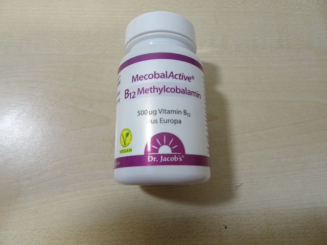 Arzneiware in Form von hellroten, runden, beidseitig leicht gewölbten, nicht kakaohaltigen, nicht alkoholhaltigen Komprimaten (Tabletten), im Wesentlichen bestehend aus einer Zubereitung aus Xylit, Apfelsäure, mikrokristalliner Cellulose, Vitamin B12 in Form von Aquacobalamin und Methlcobalamin, Aroma, sowie geringfügigen Mengen an Hilfsstoffen; aufgrund der 200-fachen Überdosierung von Vitamin B12, der Gehalt liegt ein Vielfaches über der empfohlenen Tagesdosis (RDA), weist das Erzeugnis therapeutisch/prophylaktische Wirkung auf (das Erzeugnis ist durch die hohe Vitamin B12-Dosierung zur Behandlung neuronaler oder muskulärer Erkrankungen geeignet; aufgemacht in einer etikettierten,, weißen Kunststoffdose mit Schraubverschluss und Innenversiegelung zu 60 Stück.